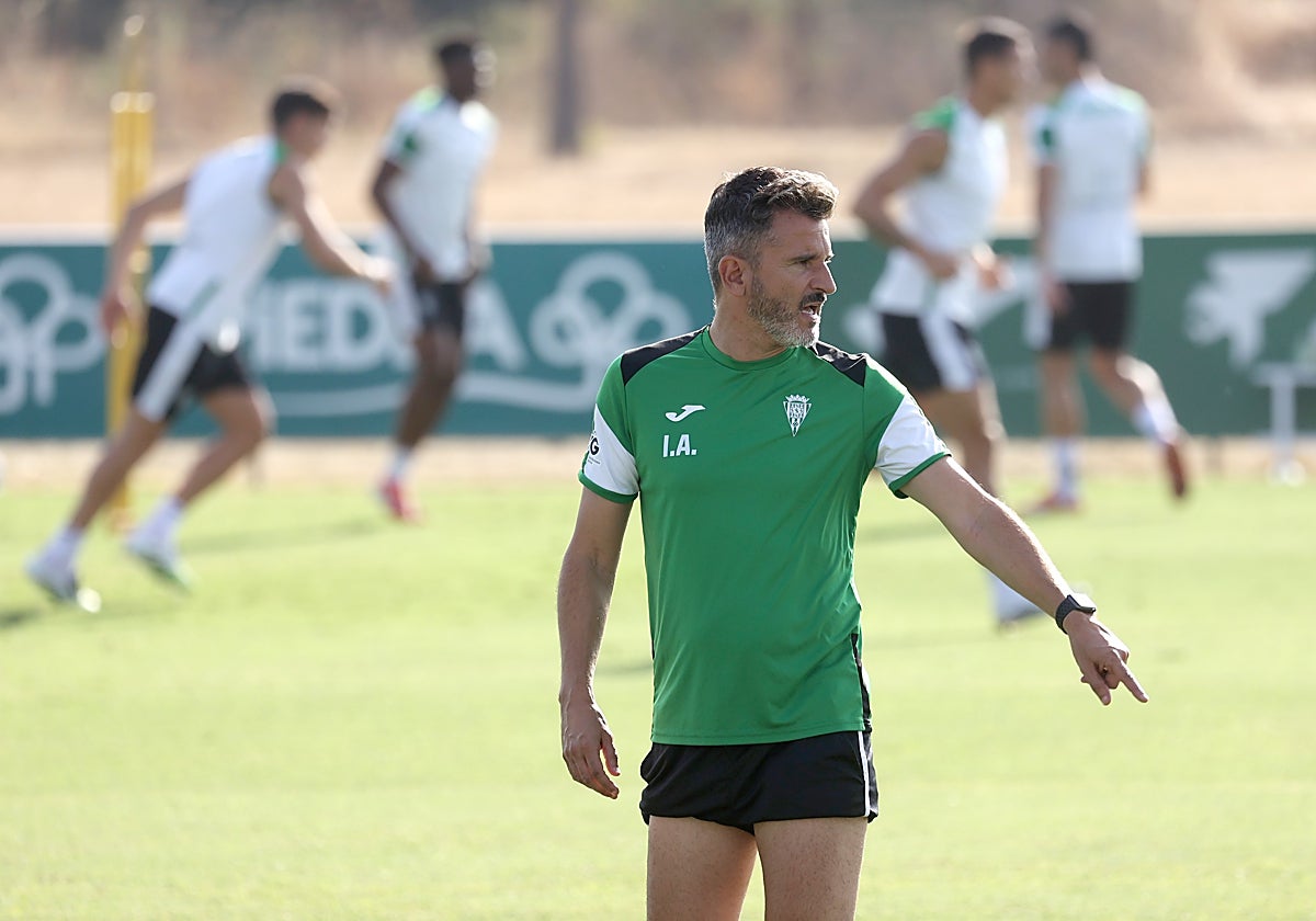 El técnico blanquiverde Iván Ania durante un entrenamiento en la Ciudad Deportiva