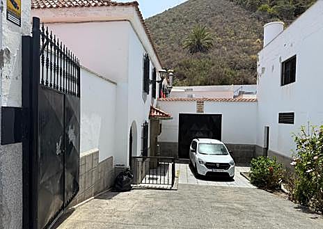 Imagen secundaria 1 - Imagenes del exterior del antiguo convento carmelita reconvertido en centro de acogida y de su director, Grabriel Orihuela
