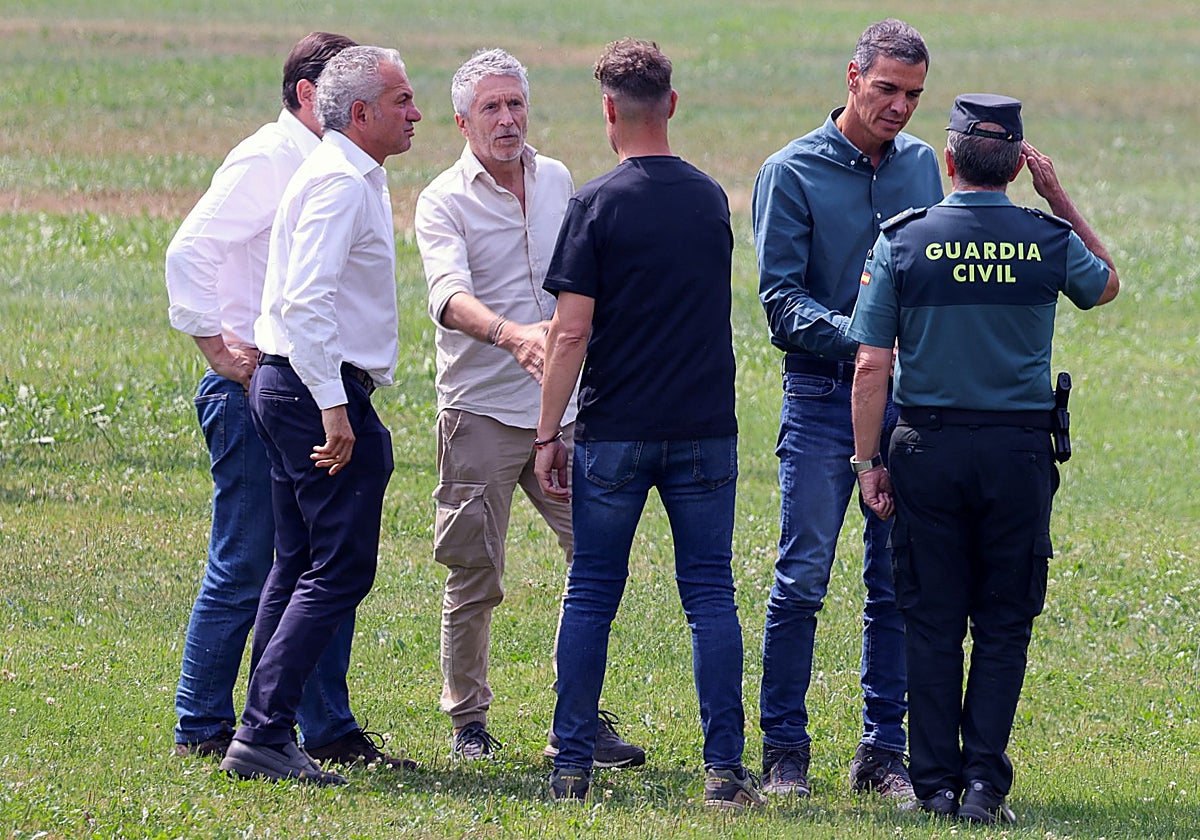 Pedro Sánchez y Fernando Grande-Marlaska, a su llegada a la zona de Villablino