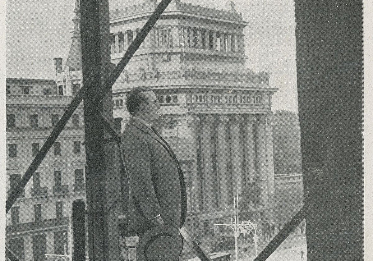 Antonio Palacios, en el edificio del Círculo de Bellas Artes, cuando aún estaba en construcción
