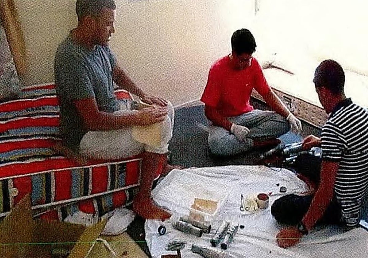 Tres de los integrantes de la célula de Ripoll, en el chalet de Alcanar donde fabricaban explosivos