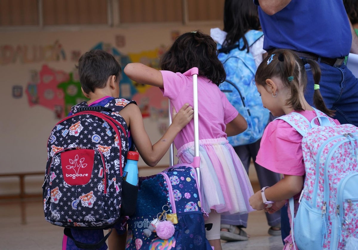 Niños accediendo al centro escolar el primer día de clase tras la vacaciones de verano.