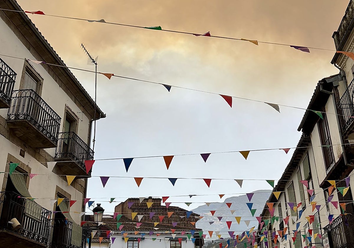 Vista de humo procedente del incendio de Jarilla en Hervás