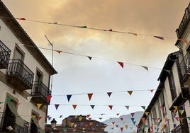 Vista de humo procedente del incendio de Jarilla en Hervás