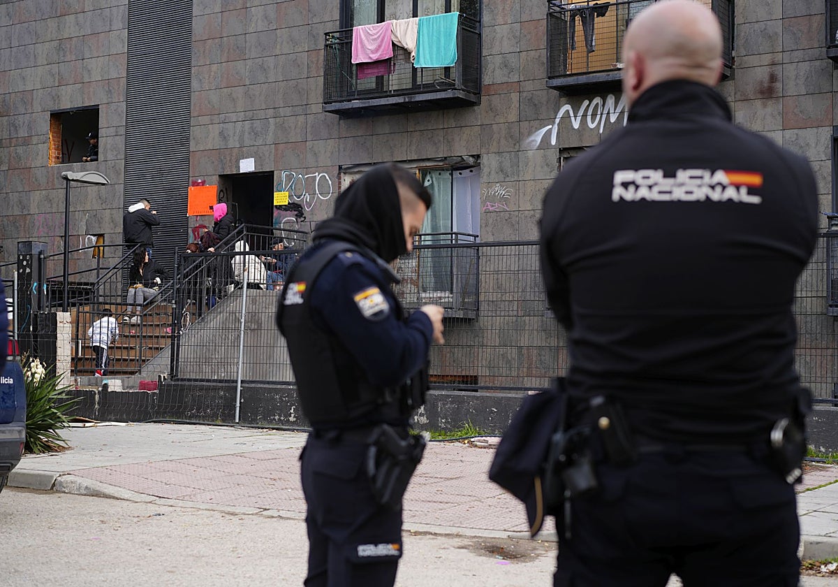 Retén policial en el hotel okupa de San Blas tras el asesinato de un colombiano por un partido de fútbol