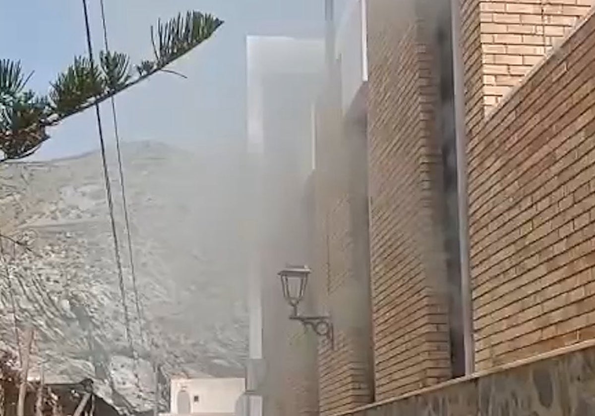 Humo saliendo de la parroquia incendiada