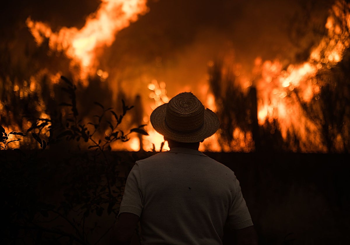 Un vecino de Cualedro, Orense, cara a cara con el fuego