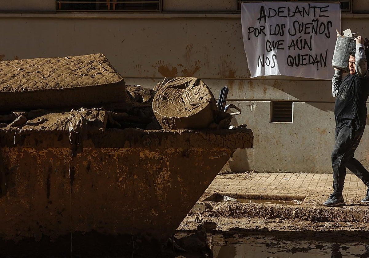 Imagen de un vecino de Catarroja con escombros tras la tragedia de la dana del 29 de octubre