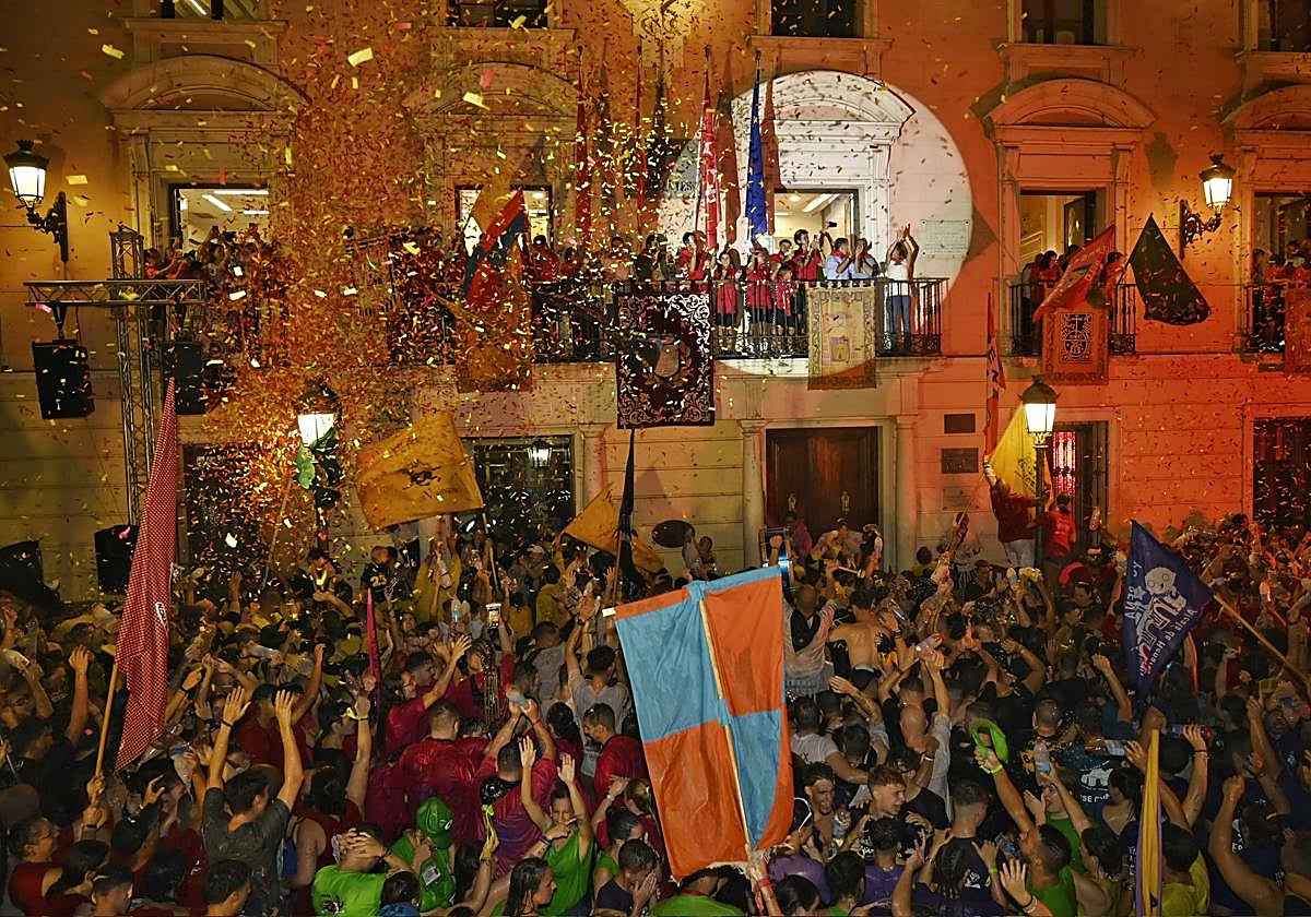 Miles de personas abarrotaron la plaza de Cervantes para asistir al pregón de las Ferias y Fiestas de Alcalá 2024