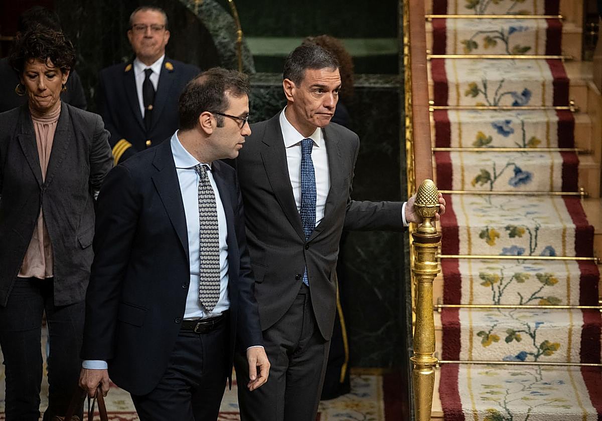 El ministro de Economía, Carlos Cuerpo (i) y el presidente del Gobierno, Pedro Sánchez (d) en una imagen de mayo de este año