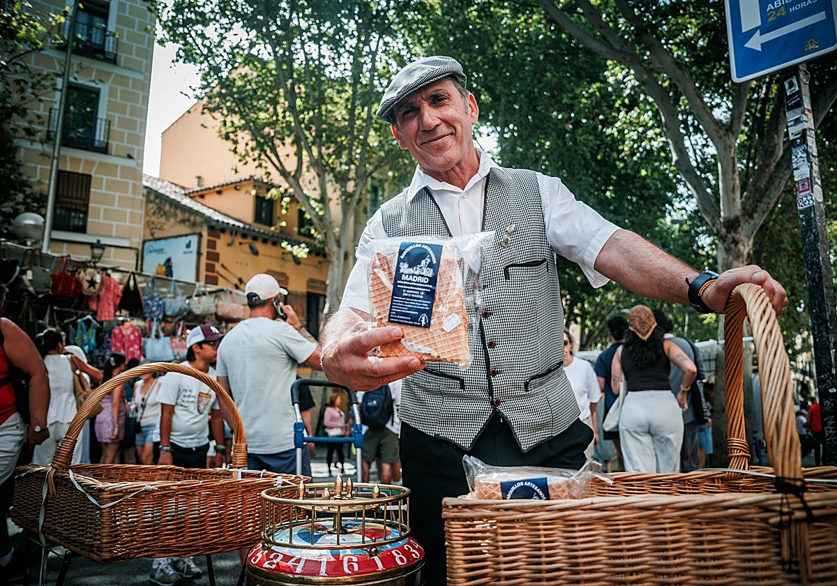 El barquillero Julián Cañas, vestido de chulapo un domingo de Rastro
