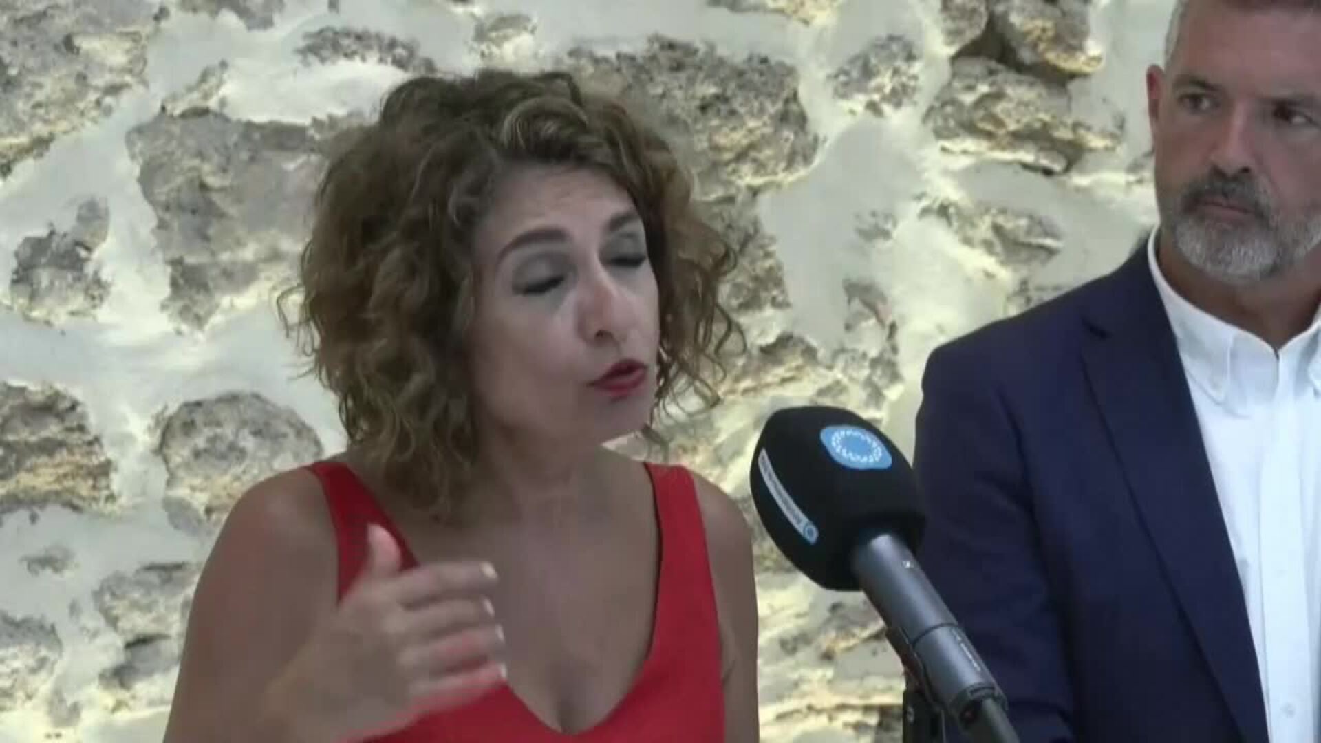 Montero dice que &quot;por supuesto&quot; el Gobierno presentará un proyecto de presupuestos