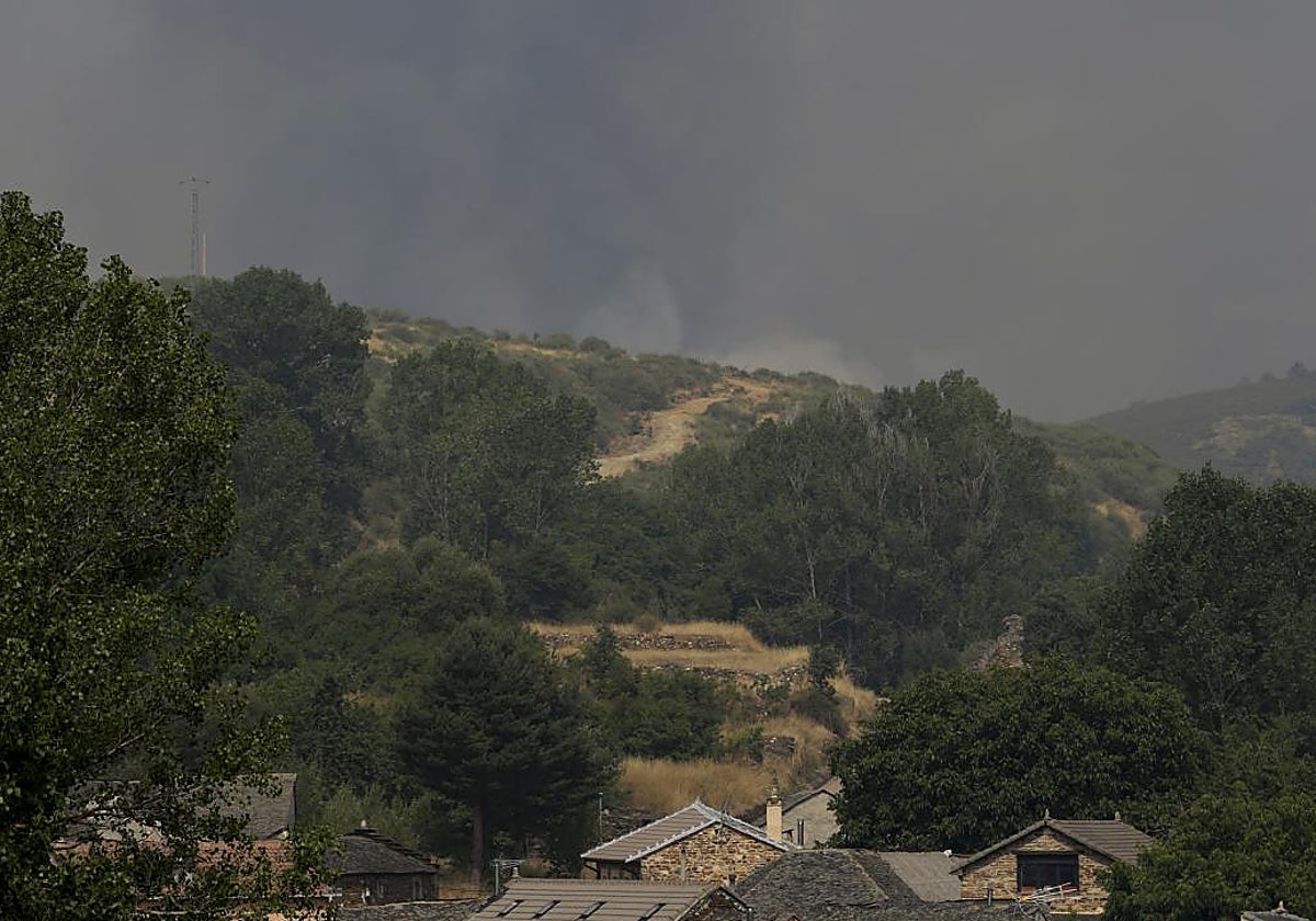 El humo de los incendios cubre El Bierzo