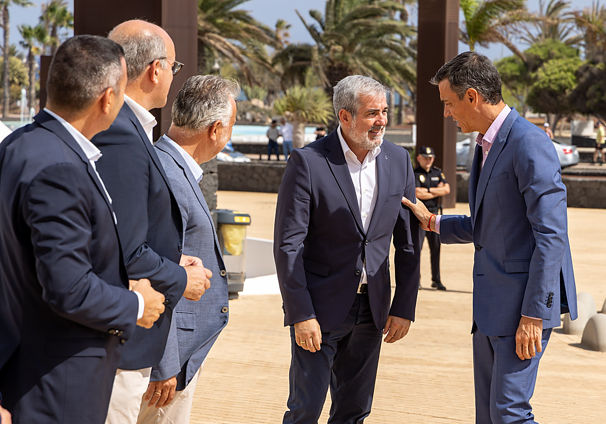 Fernando Clavijo y Pedro Sánchez se saludan en su llegada al Cabildo de Lanzarote
