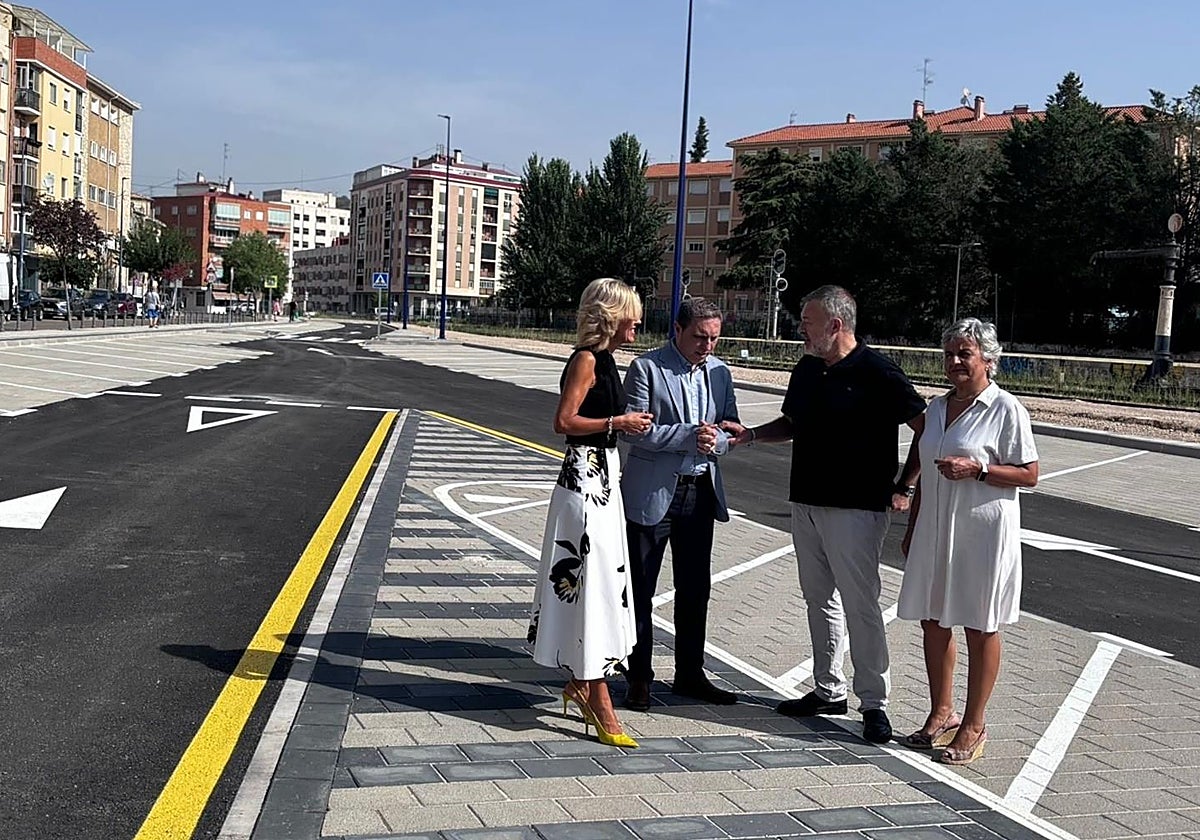 El presidente de la Diputación, Álvaro Martínez Chana; el alcalde, Darío Dolz; la delegada de la Junta, María Ángeles Martínez, visitan las obras de los aparcamientos de Casablanca