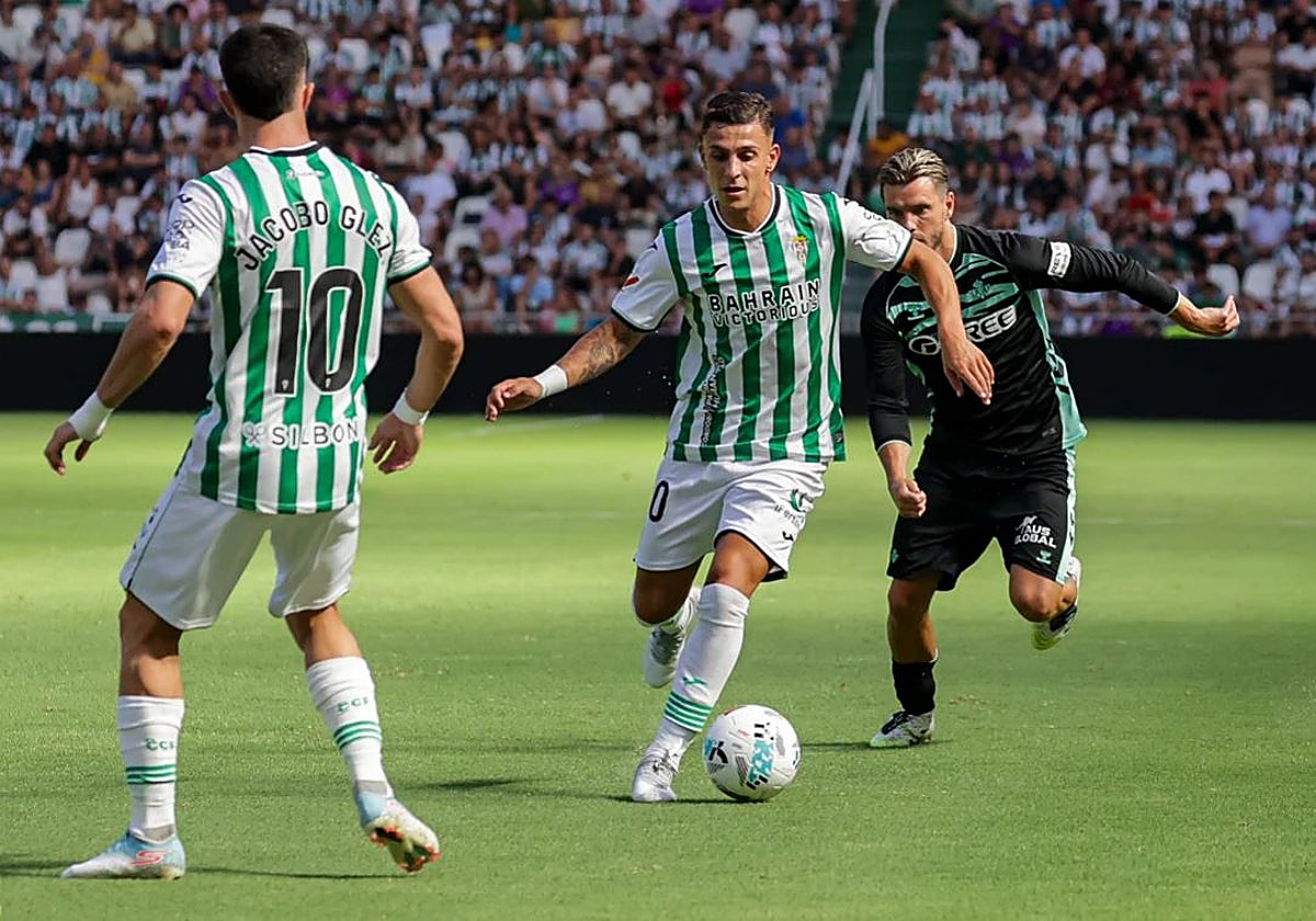 Alcedo conduce el balón en uno de sus primeros partidos como blanquiverde