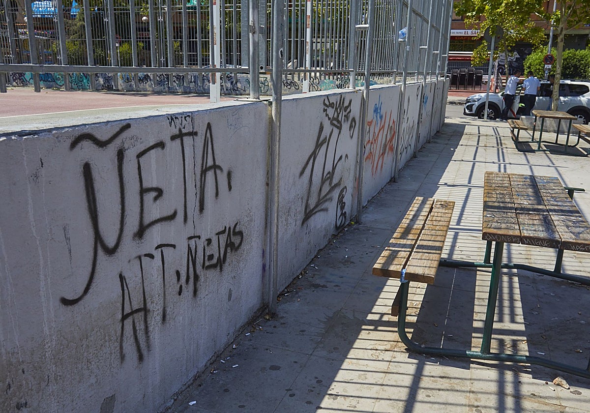 Pintada de los Ñetas en una cancha cercana al lugar del suceso, en Puente de Vallecas