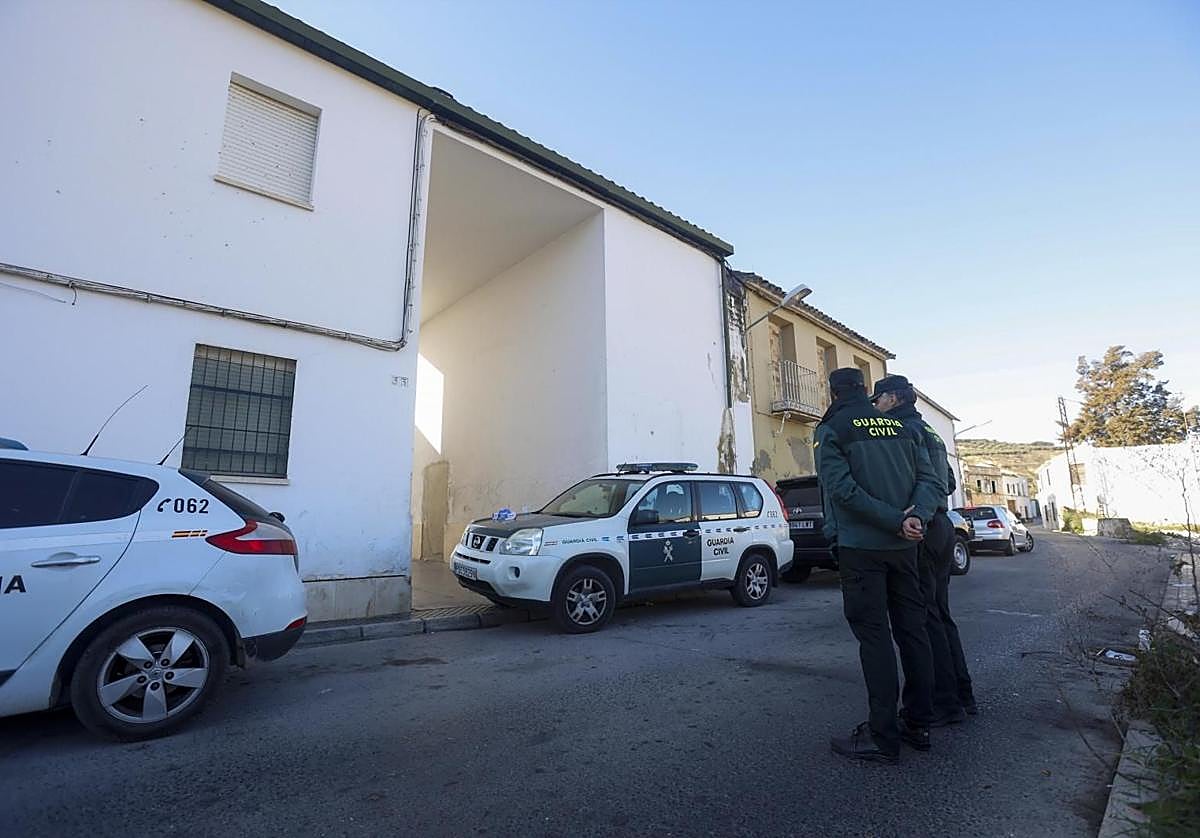 Guardias civiles durante un operativo en Puente Genil