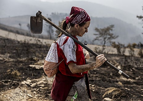 Imagen secundaria 1 - El primer fuego en Maceda se declaró hace una semana. Desde entonces los vecinos lucharon para controlar las llamas, amenazados por varios flancos que «parecían sembrados»