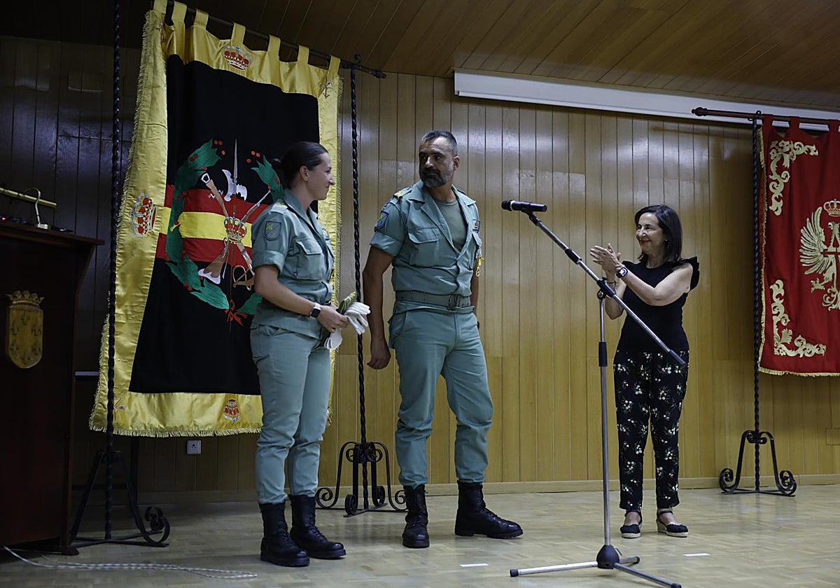 La ministra felicitó a dos de los condecorados por su atención a una anciana