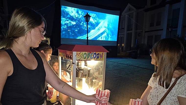 Películas bajo las estrellas en pantalla inflable: Lucena revive la magia del cine de verano