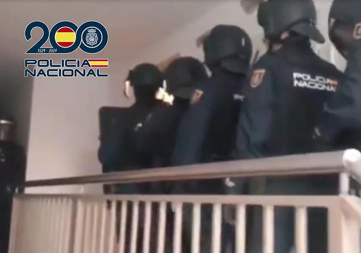 Imagen del operativo policial en el que se detuvo a los dos sospechosos