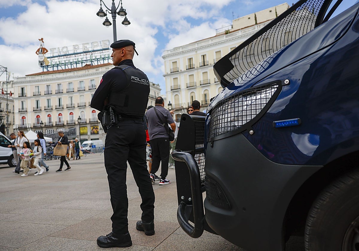 Agentes de la Policía Municipal de Madrid, vigilan la Puerta del Sol