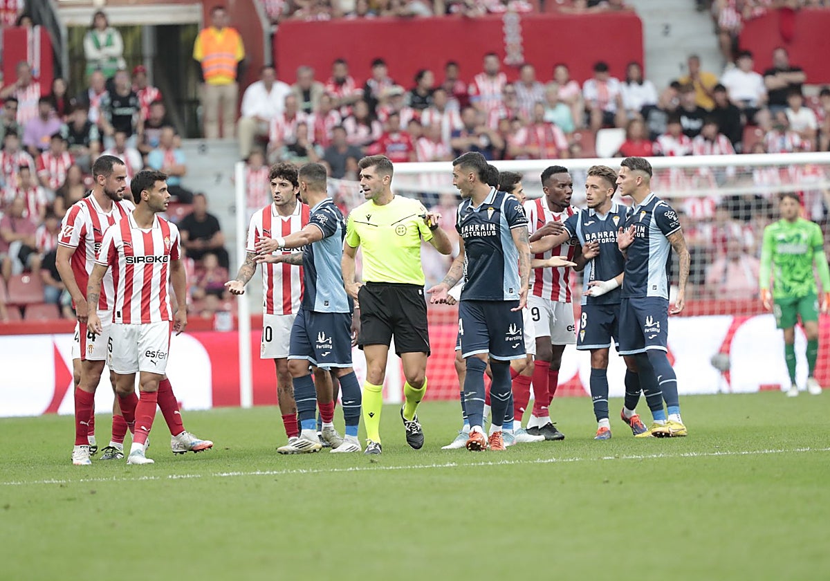Un momento de tensión en el choque entre el Córdoba y el Sporting, jugado este sábado