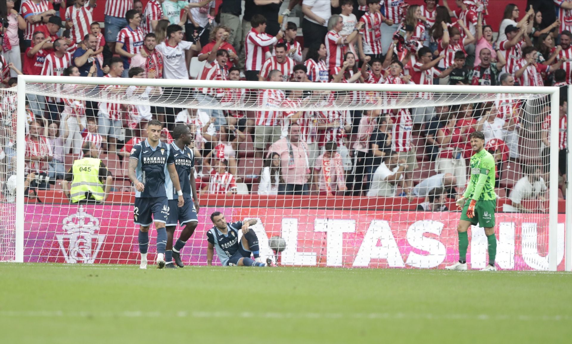 La derrota del Córdoba en Gijón, en imágenes