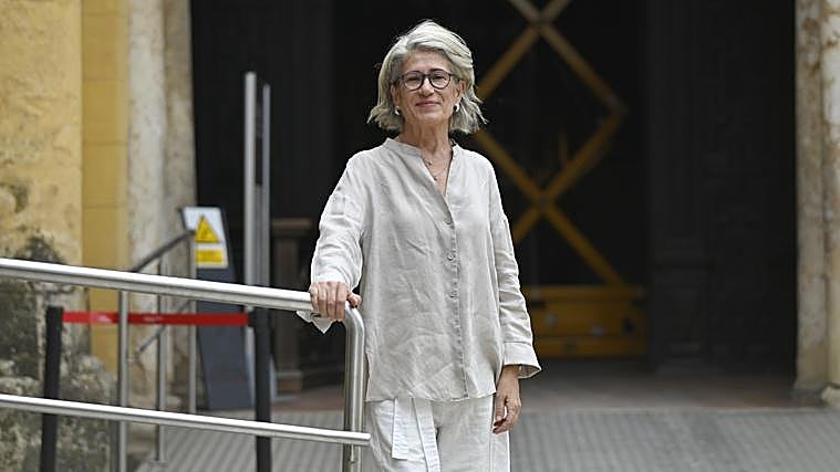 Anabel Barrena, restauradora de la Mezquita-Catedral, este lunes ante la zona de los trabajos de emergencia