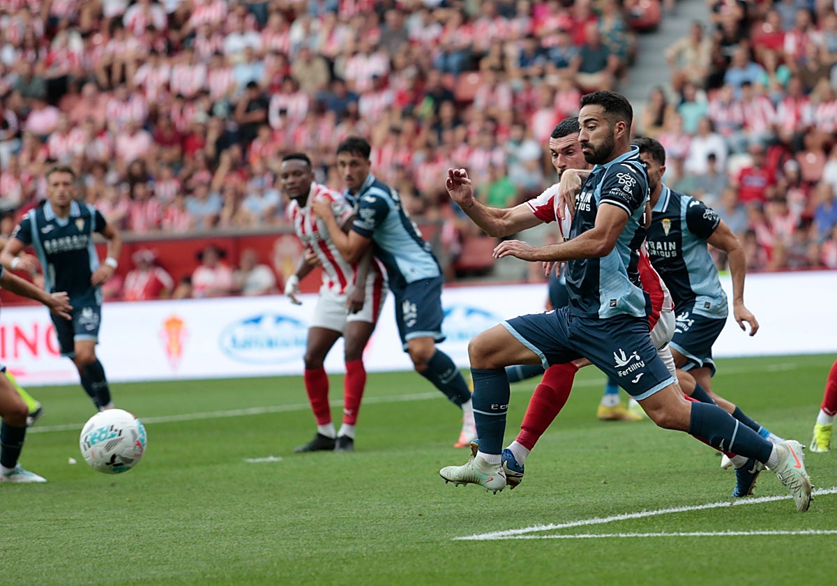 Rubén Alves persigue el balón ante un rival del Sporting