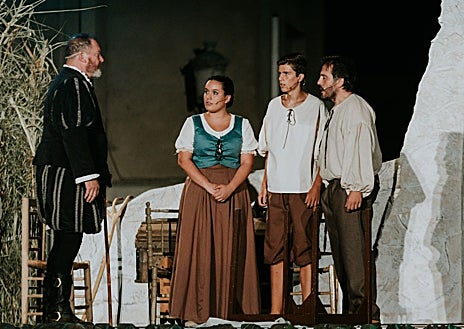 Imagen secundaria 1 - Los vecinos de Zalamea en plena representación