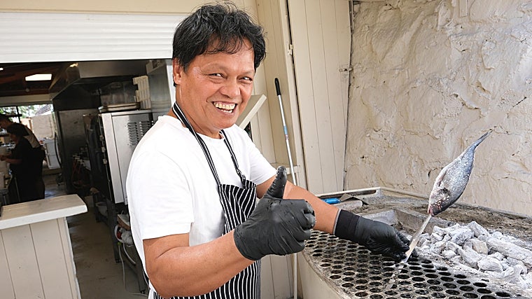 Carlos Cortés espetando una dorada