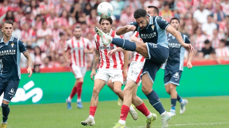 Rubén Alves despejando en el Sporting - Córdoba