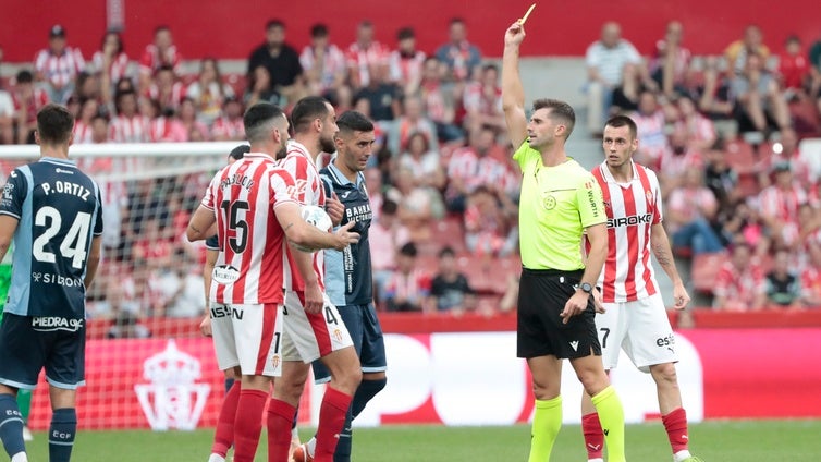Las jugadas polémicas del Sporting - Córdoba CF: un agarrón y otro penalti anulado en el VAR