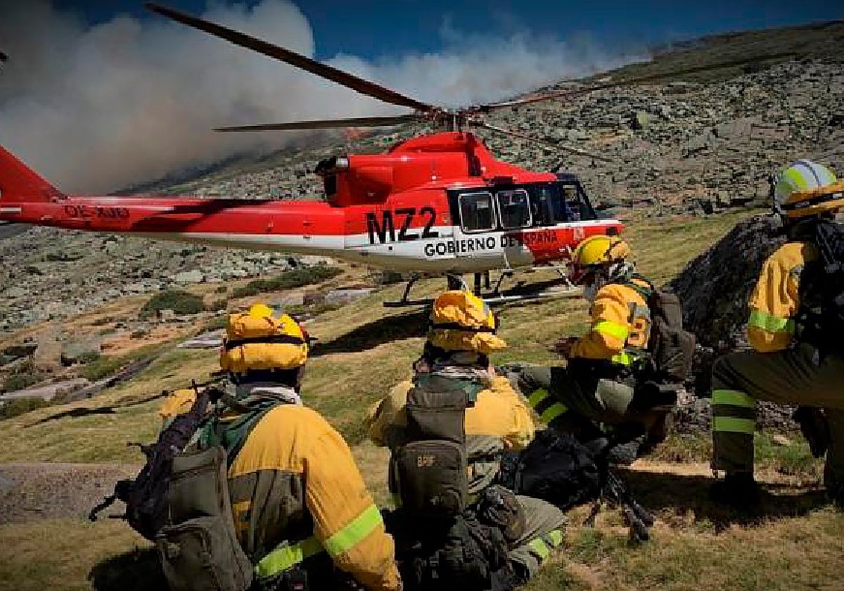 Efectivos de la Brigada de Refuerzo en Incendios Forestales (BRIF), que desapareció de Andalucía hace 20 años, durante una operación