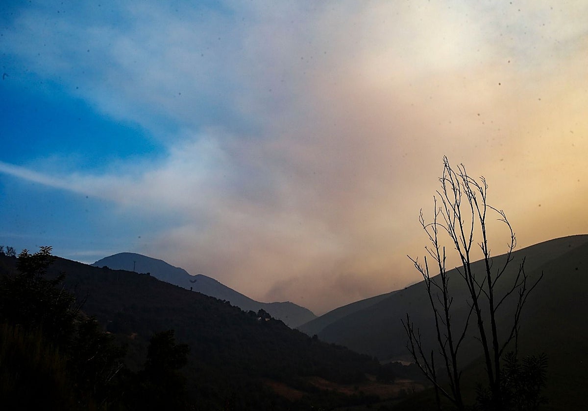 Humo procedente del incendio que afecta a la localidad de Fabero (León), en El Bierzo