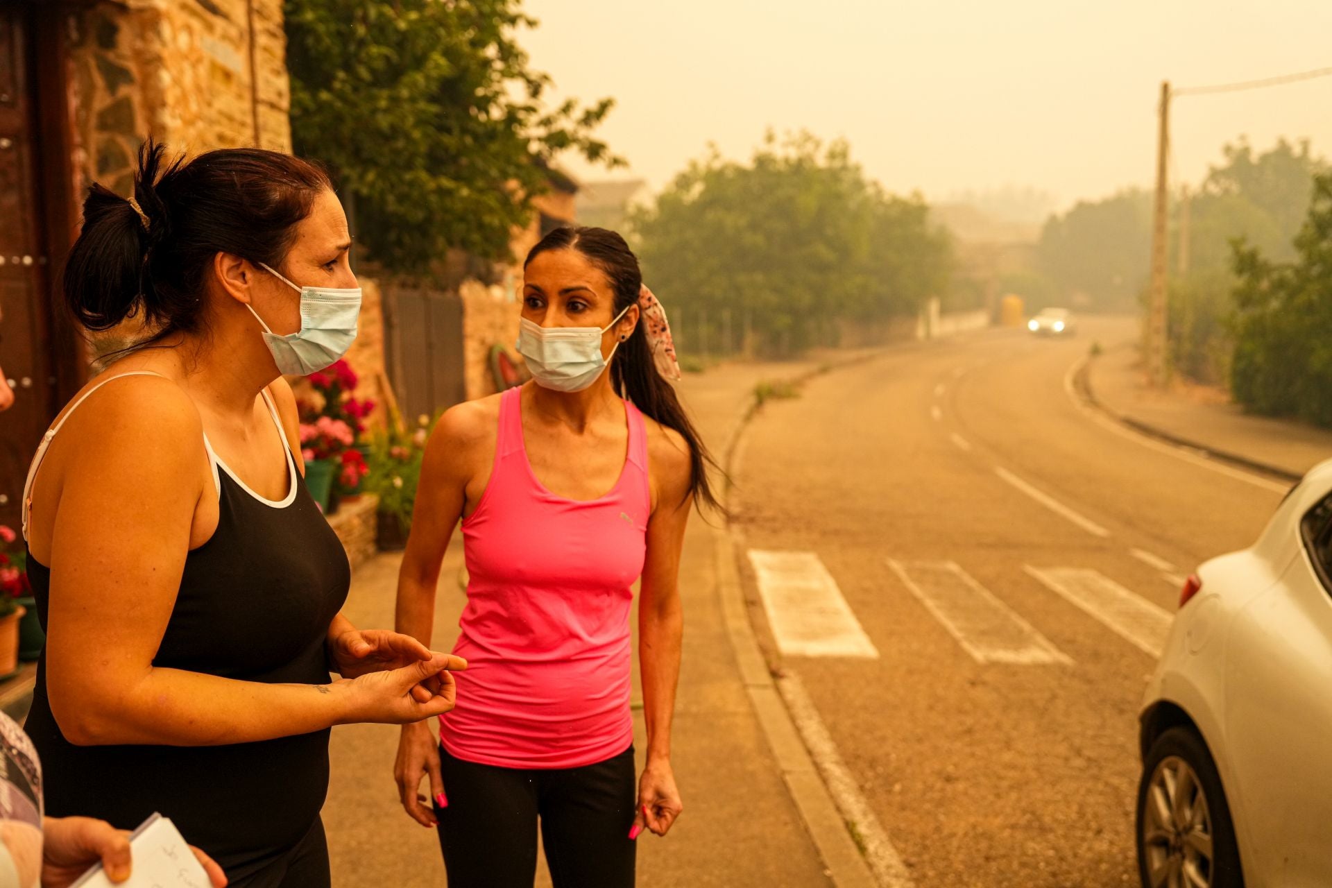 Dos vecinas con mascarilla en el municipio leonés de Lucillo