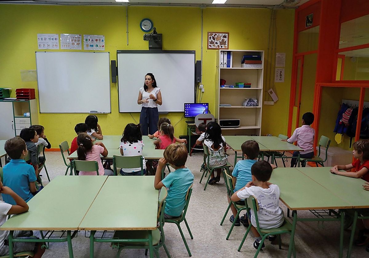 Imagen de una clase de niños atendiendo a su profesora en un colegio público de Andalucía