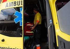 Dos personas heridas y 15 desalojadas en una finca en Barcelona al colapsar el suelo de un piso