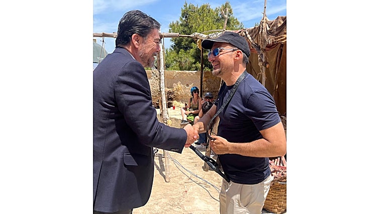 El director de cine Alejandro Amenábar saluda en el Castillo de Santa Bárbara al alcalde de Alicante, Luis Barcala, durante el rodaje de su última película, 'Cautivo'