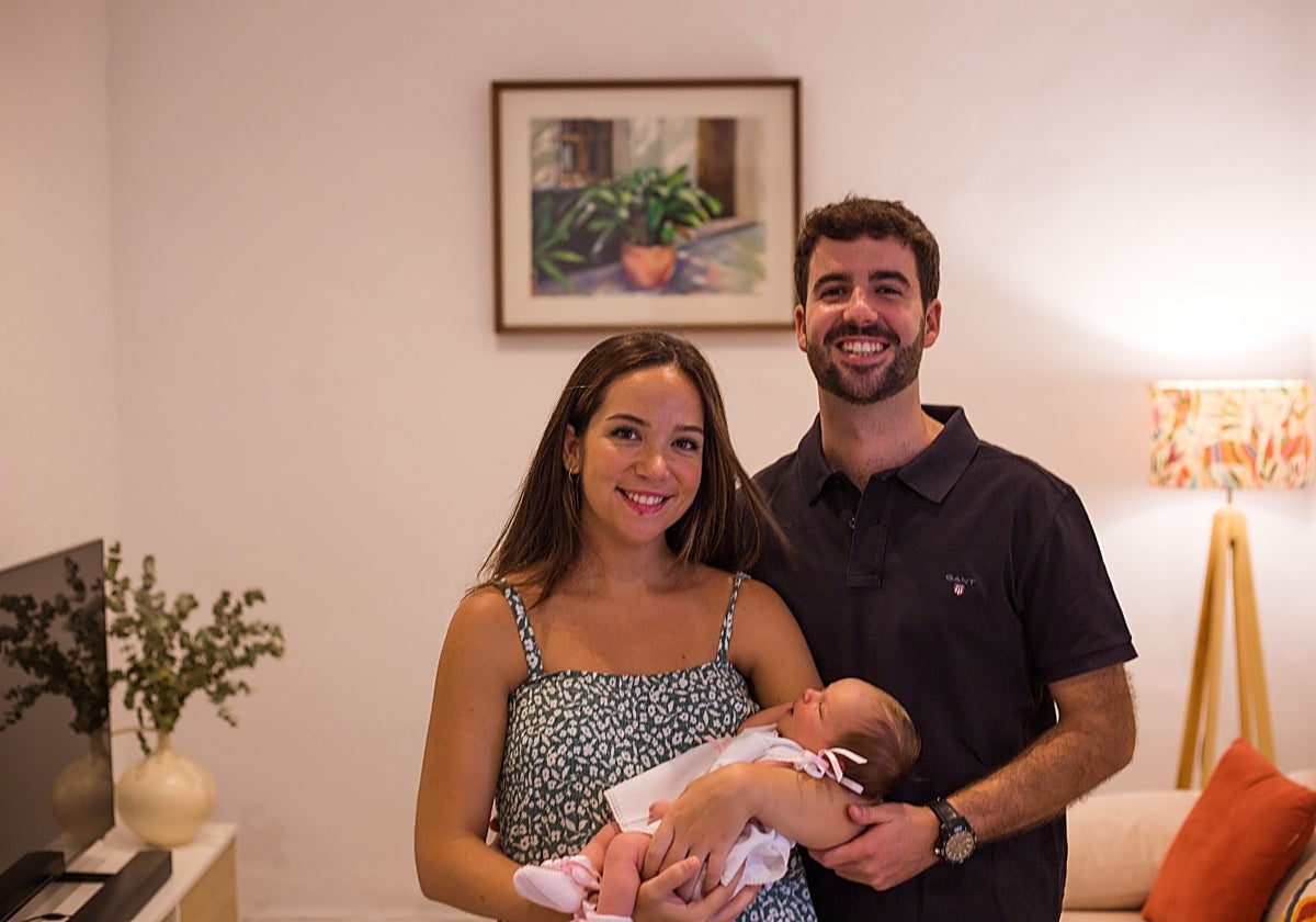 Paula e Isidoro, con la pequeña Carmen, que nació en el Virgen del Rocío este 12 de agosto