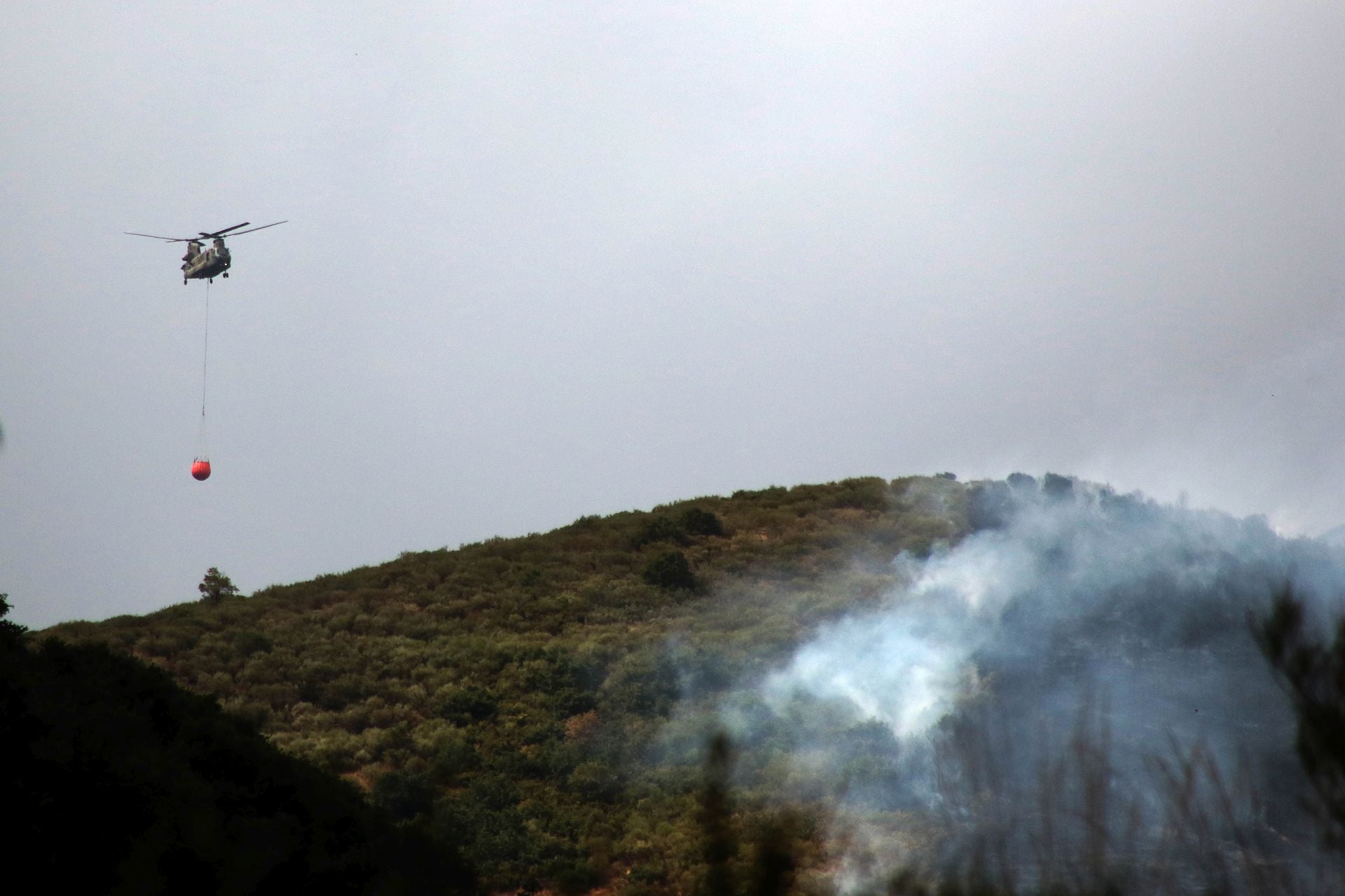 Medios aéreos y terrestres trabajan contra las llamas cerca de Boca de Huérgano (León)