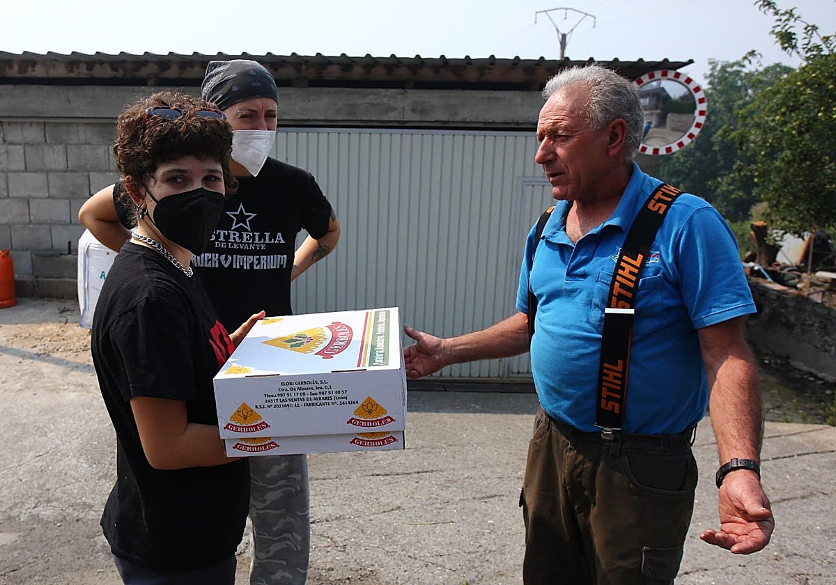 Vecinos en Oencia (León) llevan productos al operativo contra incencios