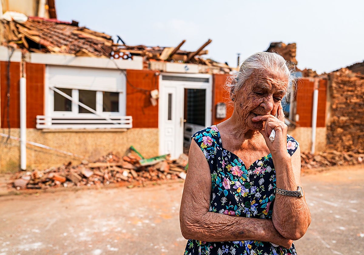 Estefanía, ante su casa destrozada por el fuego que llegó hace más de una semana a Quintana y Congosto (León)