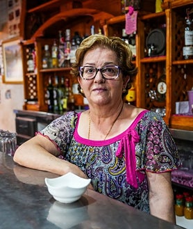 Imagen secundaria 2 - Cuando la llama se apaga, los daños siguen. No sólo en un paisaje destrozado, también en las vidas y negocios como las colmenas de Carlos o el bar-restaurante de Marifé, en La Médulas, también en León, una de las provincias más castigadas por el fuego