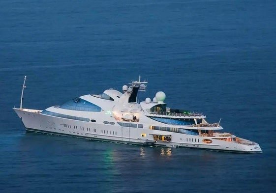 El mega yate Yas en Andalucía
