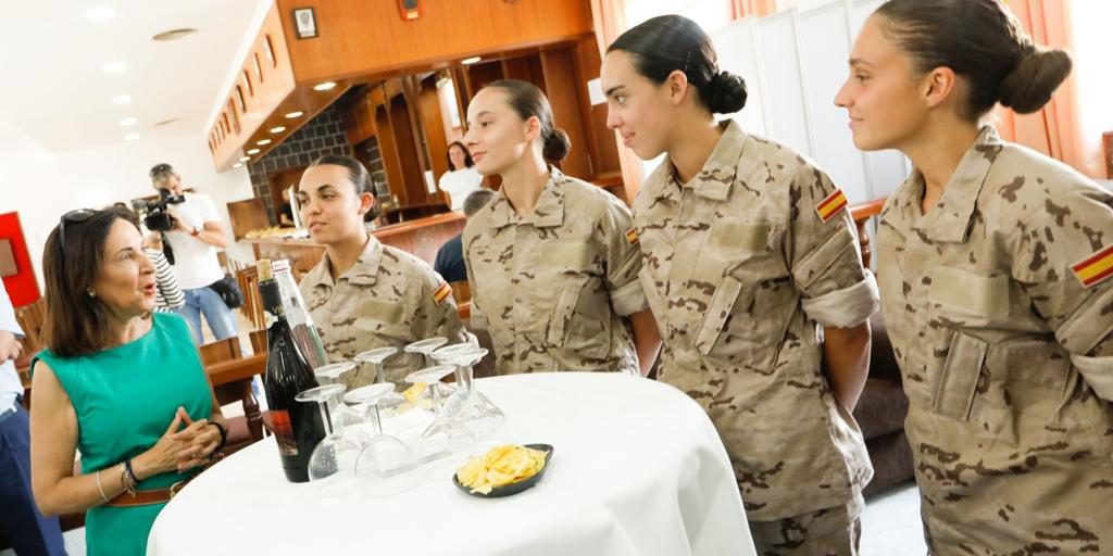 Robles, en la Academia General del Aire, sobre la Princesa Leonor: «Su papel en el Ejército es muy importante»