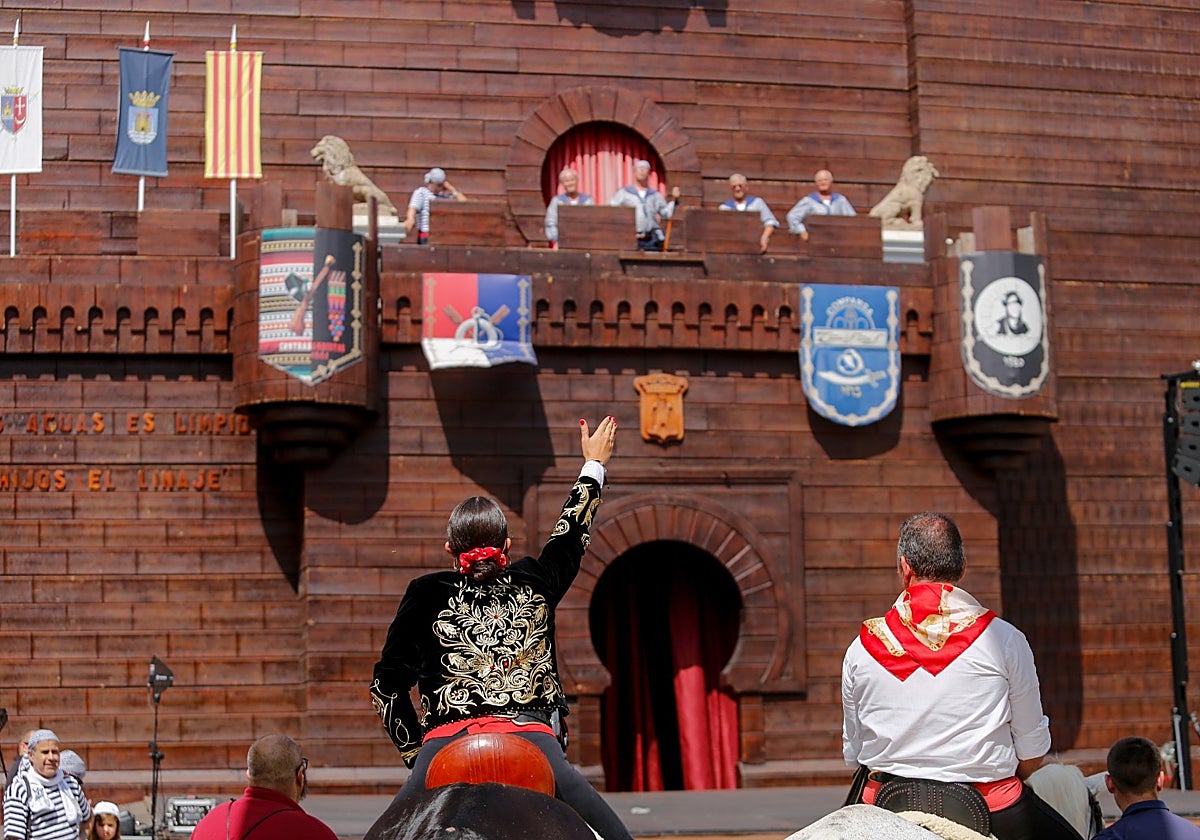 Las comparsas de Marineros y Contrabandistas de Ontinyent escenifican el  acto del «Contrabando»