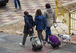 Mazón recupera el derecho de las familias a recibir la comunicación del colegio en castellano